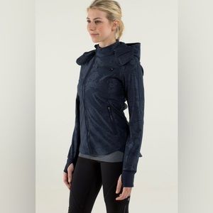 Lululemon Keep It Up Jacket size 10
Laceoflage Embossed Inkwell / Inkwell